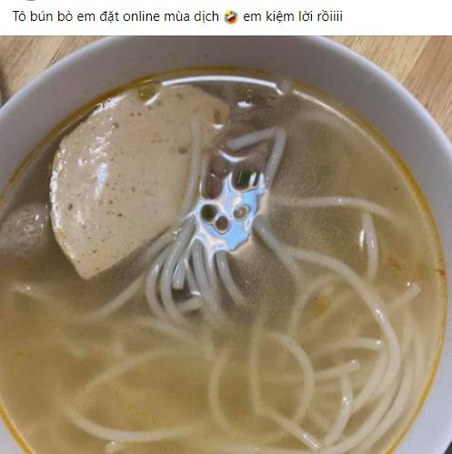 Có người "tức cái lồng ngực" sau khi đặt tô bún bò ship về nhà giữa mùa dịch. (Ảnh: Kim Dung) Có người "tức cái lồng ngực" sau khi đặt tô bún bò ship về nhà giữa mùa dịch. (Ảnh: Kim Dung)