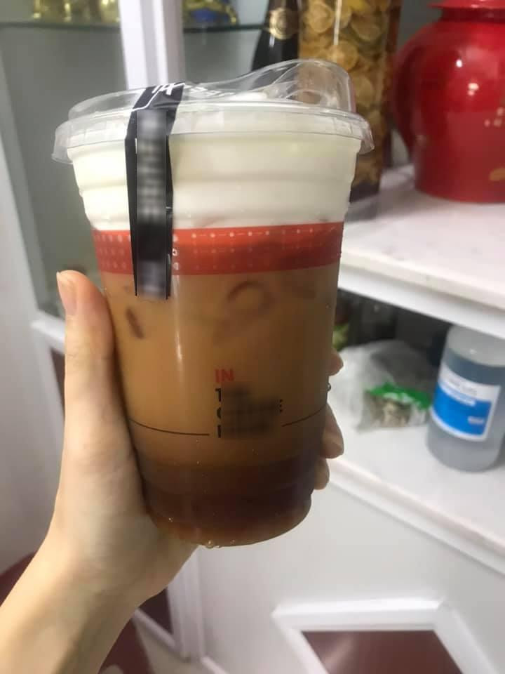 Đặt đồ ăn dễ hơn trước, cô bạn tranh thủ đặt và trữ tủ lạnh để uống dần. (Ảnh: Mai Lâm) Đặt đồ ăn dễ hơn trước, cô bạn tranh thủ đặt và trữ tủ lạnh để uống dần. (Ảnh: Mai Lâm)