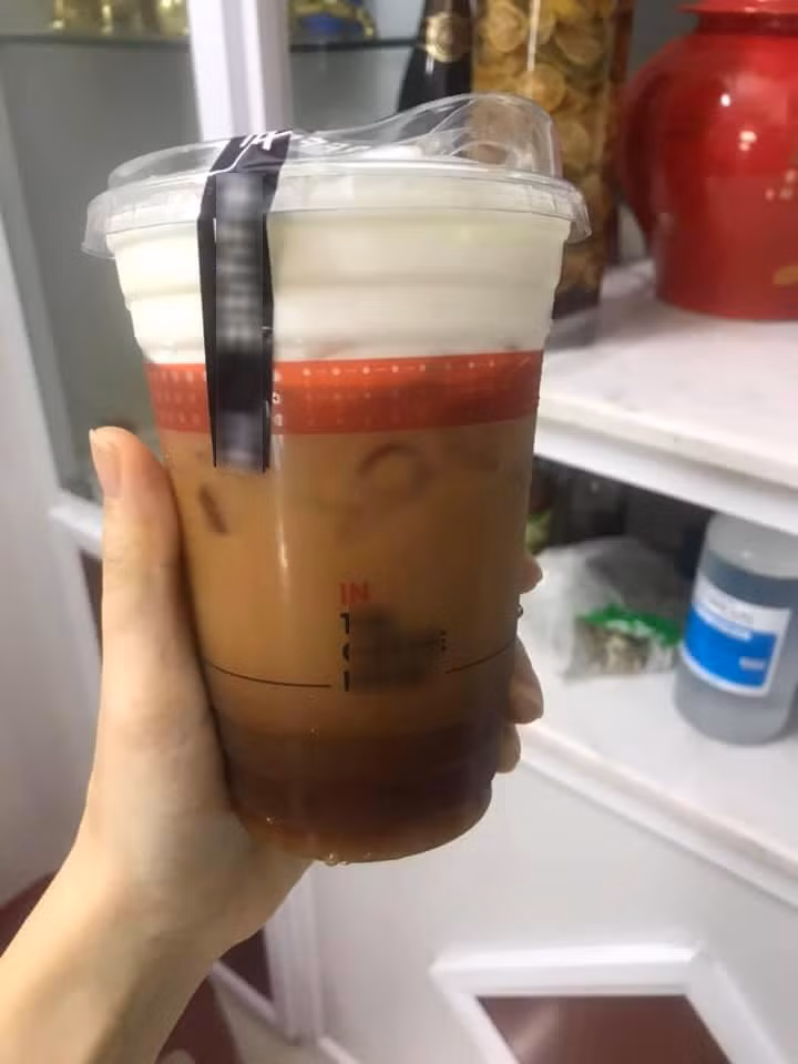 Đặt đồ ăn dễ hơn trước, cô bạn tranh thủ đặt và trữ tủ lạnh để uống dần. (Ảnh: Mai Lâm)