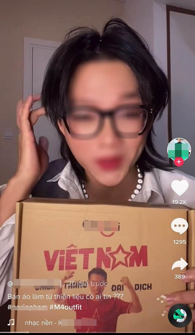 TikToker P.T &quot;đập hộp&quot; bộ quần áo đá bóng có chữ ký của cầu thủ Đỗ Hùng Dũng.