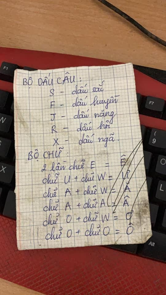 "Mình viết cho bố cách gõ các thanh điệu khi nhắn tin. Bố giữ tờ giấy này từ năm 2019 đến giờ luôn". (Ảnh: Thùy Dung) "Mình viết cho bố cách gõ các thanh điệu khi nhắn tin. Bố giữ tờ giấy này từ năm 2019 đến giờ luôn". (Ảnh: Thùy Dung)