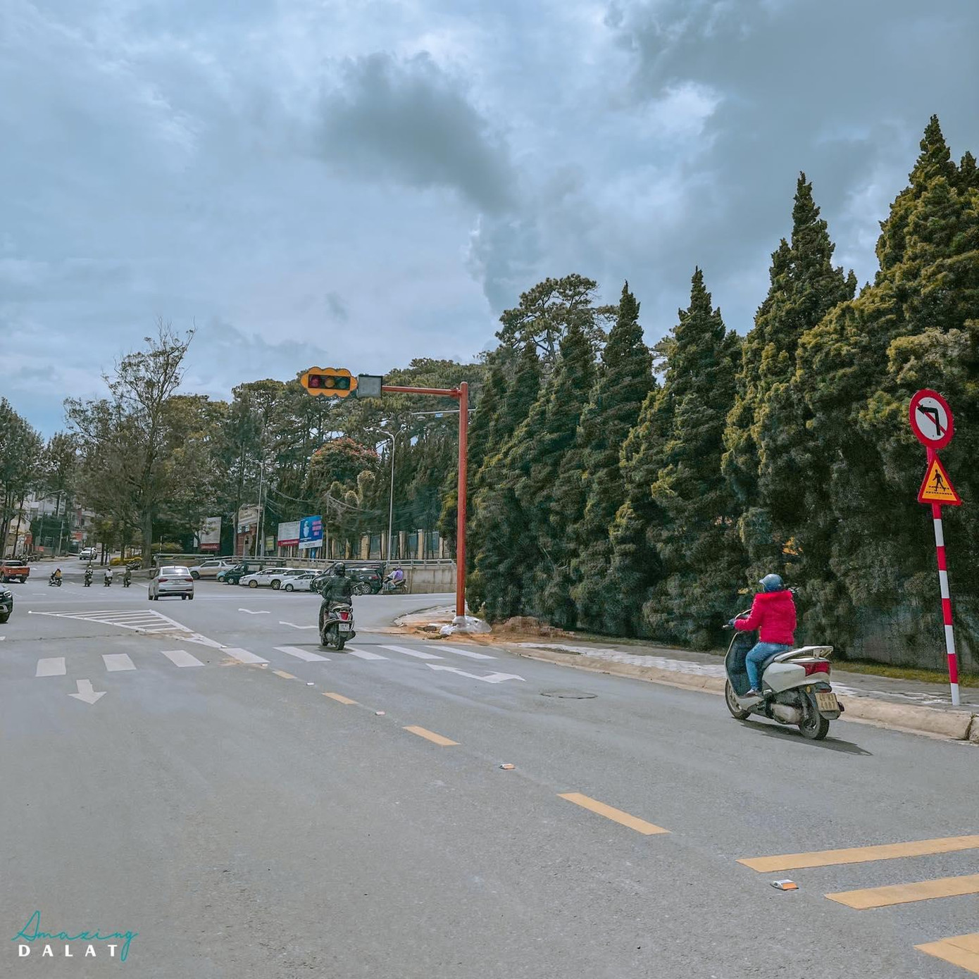 Trụ đèn được sơn màu nâu đỏ khá nổi bật. (Ảnh: Amazing Đà Lạt)