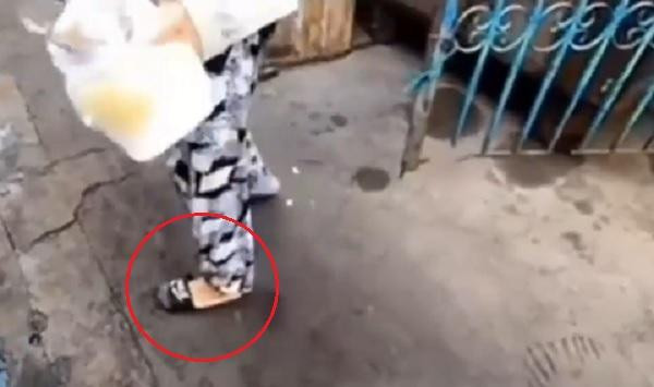 Người này cho biết nhận cơm từ thiện giùm cho người khuyết tật.