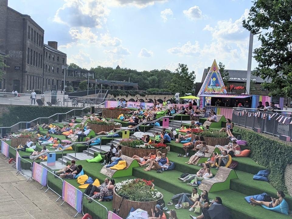 Nhiều người thoải mái tập trung ở nơi công cộng tại London vào chiều 19/7. (Ảnh: Linh Nguyễn)