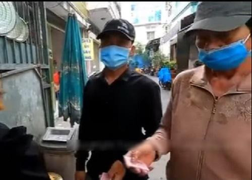 Hai thanh niên &quot;bụi đời&quot; bị từ chối, không được nhận cơm từ thiện.