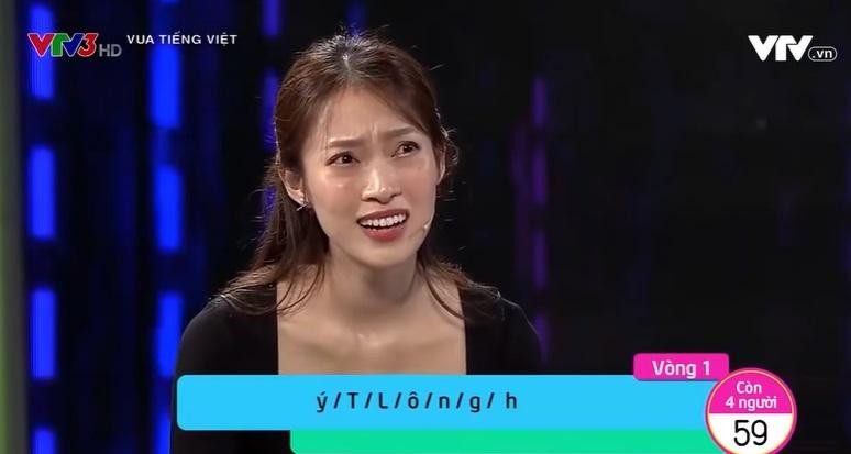 Khánh Vy có lúc &quot;đứng hình&quot; trước thử thách sắp xếp các chữ cái thành từ hoàn chỉnh.