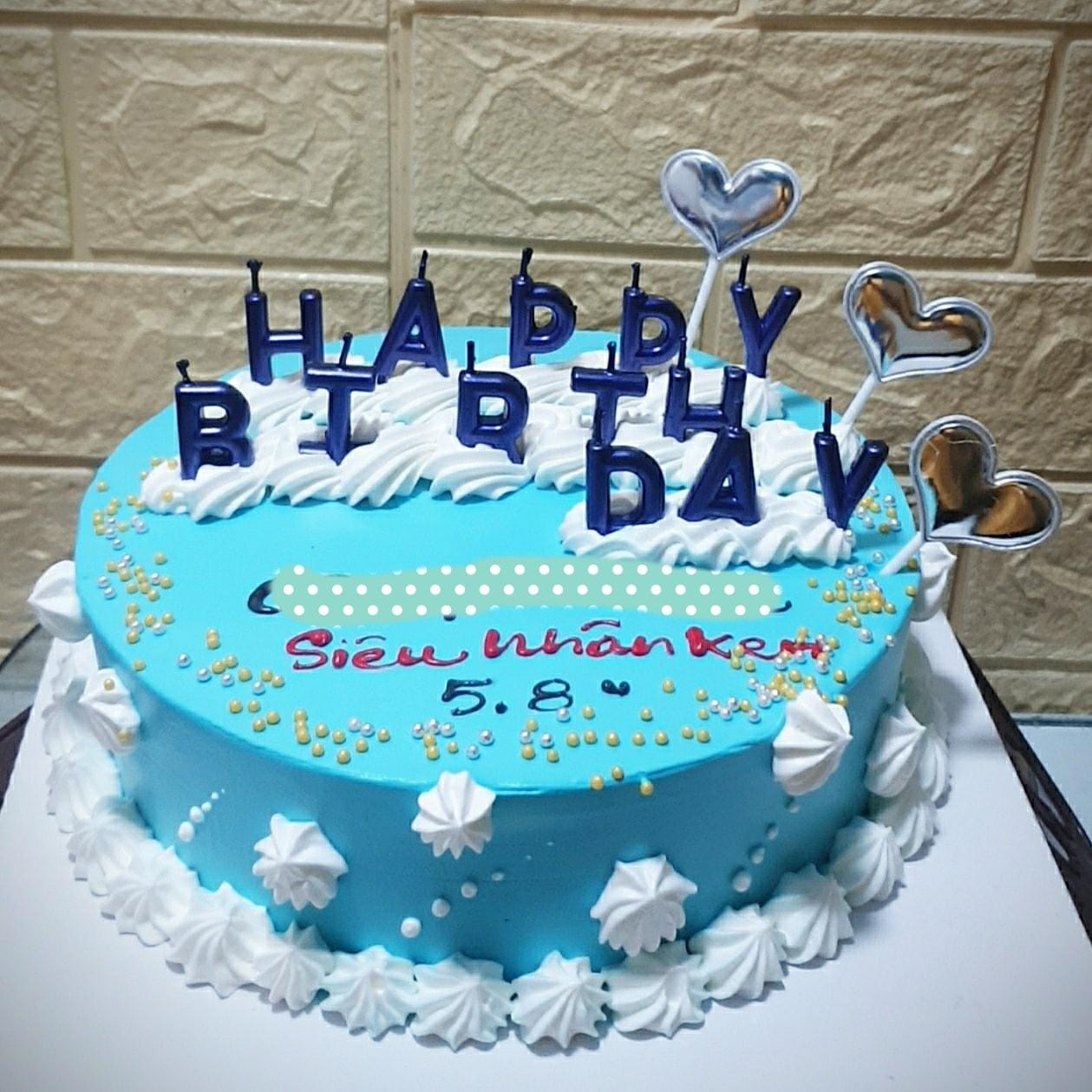 Chiếc bánh kem được các bác sĩ, nhân viên y tế tặng cho bé Ken. Chiếc bánh kem được các bác sĩ, nhân viên y tế tặng cho bé Ken.