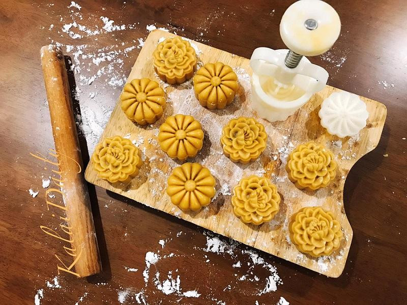 Ngọc Khánh say sưa nhào bột, đóng khuôn, nướng bánh đến 1 giờ sáng lúc nào chẳng biết. Ngọc Khánh say sưa nhào bột, đóng khuôn, nướng bánh đến 1 giờ sáng lúc nào chẳng biết.