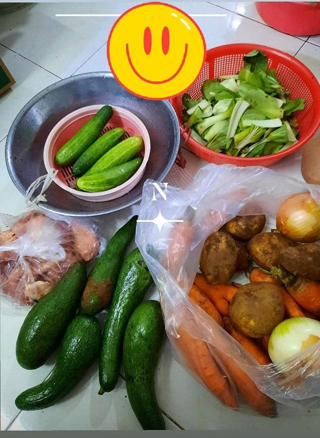 "Người cho nói 'hơi héo', người nhận nói 'thời này héo tươi gì nữa'". (Ảnh: Hoài Bảo) "Người cho nói 'hơi héo', người nhận nói 'thời này héo tươi gì nữa'". (Ảnh: Hoài Bảo)