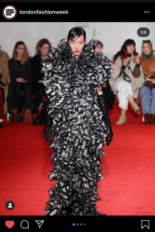Phương Oanh trình diễn tại tuần lễ thời trang London (Anh) vào tháng 2/2020. (Ảnh: London Fashion Week)