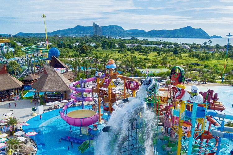 Công viên nước Cartoon Network Amazone (Pattaya, Thái Lan) trang trí nhiều nhân vật hoạt hình đình đám như Adventure time, Chowder, Ben10... Ảnh: Klook