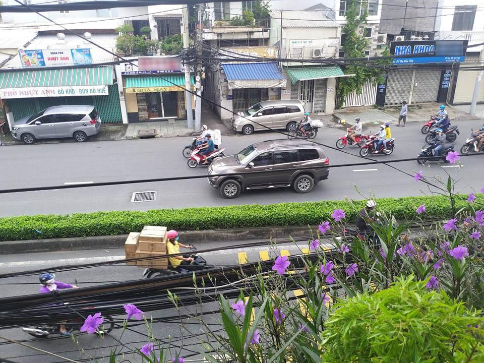 Dẫu đường phố đông đúc hơn mọi ngày, hầu hết hàng quán vẫn đóng cửa. (Ảnh: Đức Tiến) Dẫu đường phố đông đúc hơn mọi ngày, hầu hết hàng quán vẫn đóng cửa. (Ảnh: Đức Tiến)