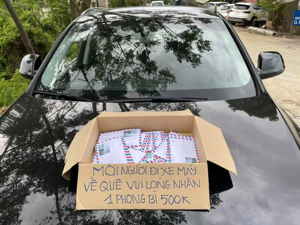 Người phụ nữ ở Nghệ An hỗ trợ 500k cho mỗi người khó khăn về quê tránh dịch. (Ảnh: Đinh Thu Hiền) Người phụ nữ ở Nghệ An hỗ trợ 500k cho mỗi người khó khăn về quê tránh dịch. (Ảnh: Đinh Thu Hiền)