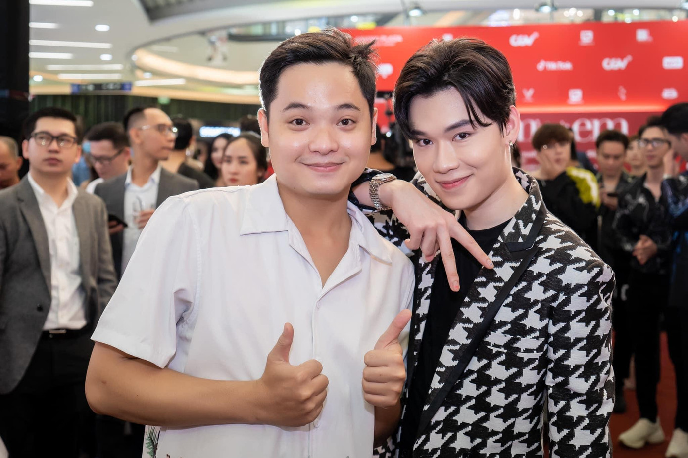 Lê Nhân học hỏi kinh nghiệm diễn xuất từ những người bạn. Lê Nhân học hỏi kinh nghiệm diễn xuất từ những người bạn.