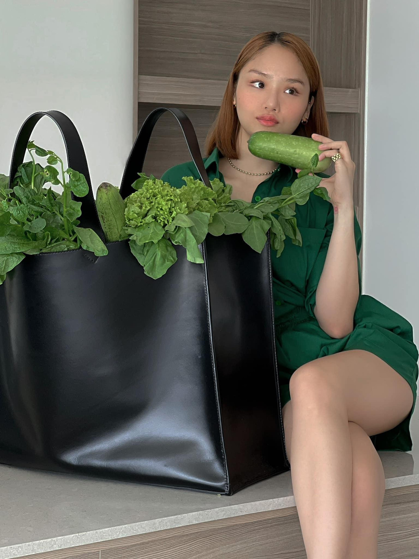 &quot;Ở nhà không chán&quot; cùng Miu Lê khi nhánh rau, trái bí cũng là đạo cụ chụp ảnh siêu xịn!