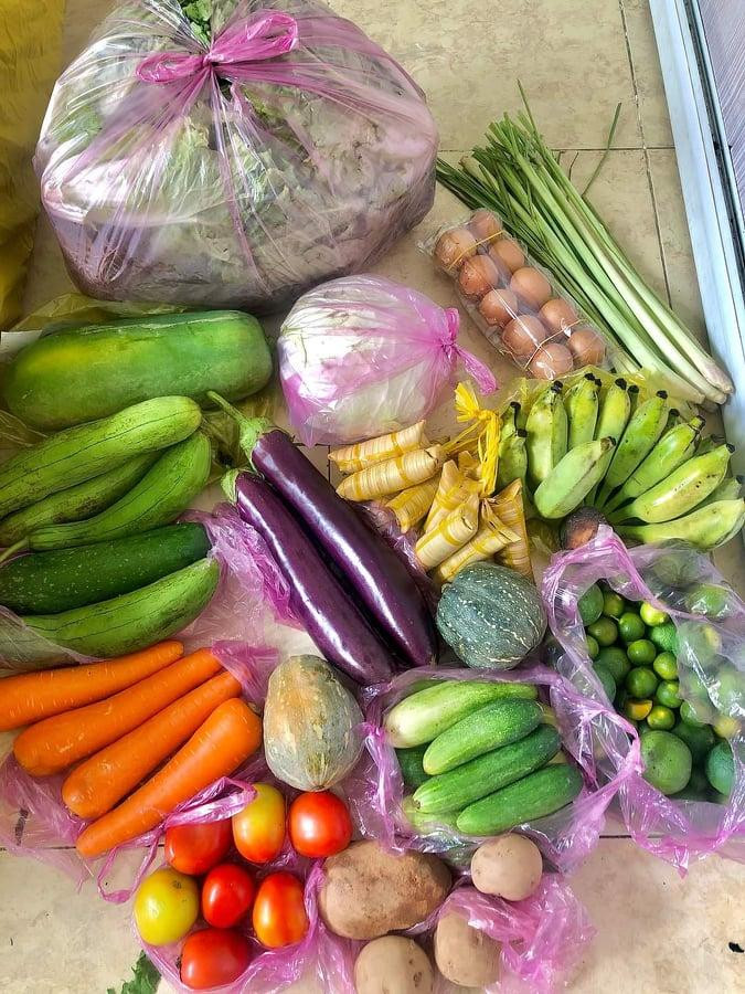 Bạn Đức Trần được bạn bè gửi tặng rau củ trong thời gian không đặt được đơn hàng do siêu thị quá tải. (Ảnh: Đức Trần) Bạn Đức Trần được bạn bè gửi tặng rau củ trong thời gian không đặt được đơn hàng do siêu thị quá tải. (Ảnh: Đức Trần)