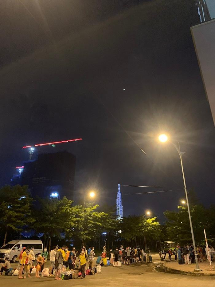 F0 đợi bác sĩ khám sàng lọc trước khi nhập viện.