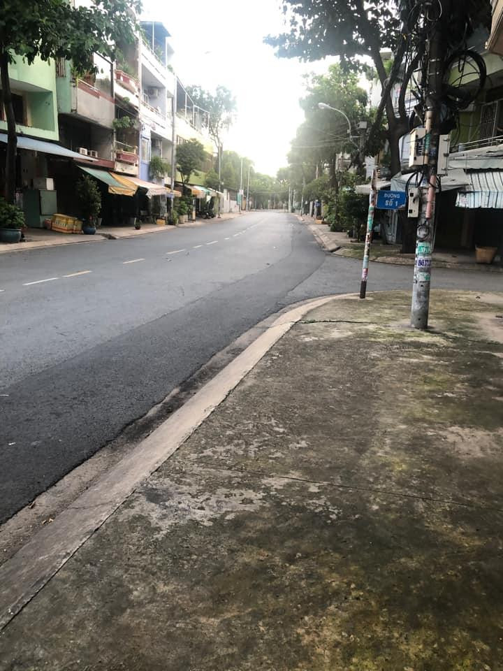 Đường phố vắng bóng người ở Quận 6 sau 18h. (Ảnh: Hồ Phương) Đường phố vắng bóng người ở Quận 6 sau 18h. (Ảnh: Hồ Phương)