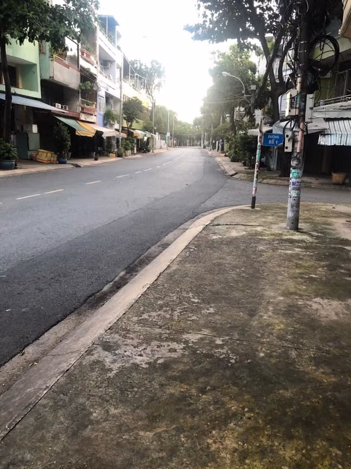 Đường phố vắng bóng người ở Quận 6 sau 18h. (Ảnh: Hồ Phương)