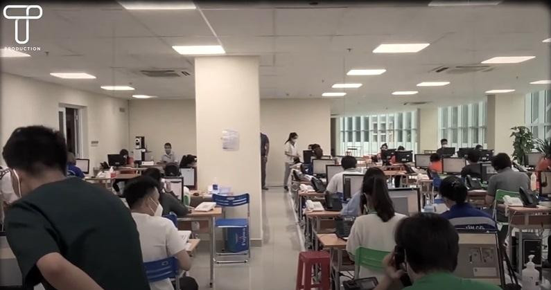 Nơi làm việc của các nhân viên trực tổng đài cấp cứu 115 để tiếp nhận và xử lý các cuộc gọi từ bệnh nhân. Nơi làm việc của các nhân viên trực tổng đài cấp cứu 115 để tiếp nhận và xử lý các cuộc gọi từ bệnh nhân.