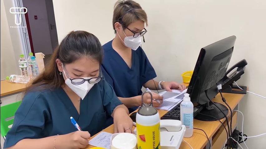 Các nhân viên trực tổng đài sẽ sinh hoạt tại nơi làm việc, dù rất nhớ nhà nhưng chưa thể về. Các nhân viên trực tổng đài sẽ sinh hoạt tại nơi làm việc, dù rất nhớ nhà nhưng chưa thể về.