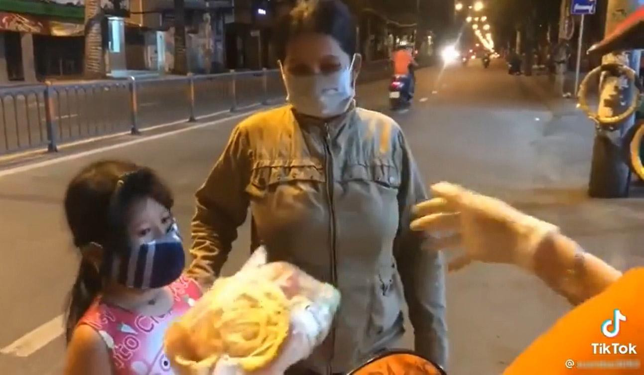 Cô gái trẻ "giáo huấn" mẹ của em bé phải dạy lại con. Cô gái trẻ "giáo huấn" mẹ của em bé phải dạy lại con.