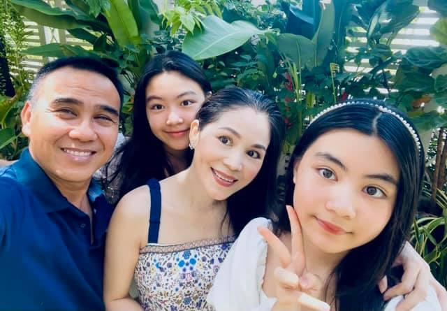 Vợ chồng nghệ sĩ Quyền Linh có 2 cô con gái được netizen nhận xét là "Hoa hậu tương lai". Vợ chồng nghệ sĩ Quyền Linh có 2 cô con gái được netizen nhận xét là "Hoa hậu tương lai".