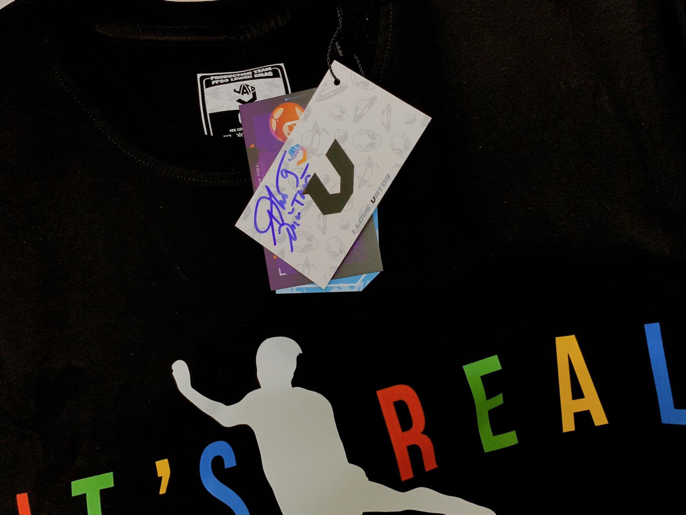 "Chủ thớt" may mắn sở hữu chữ ký "tươi" của Văn Toàn khi đặt mua áo thun. (Ảnh: Bé An) "Chủ thớt" may mắn sở hữu chữ ký "tươi" của Văn Toàn khi đặt mua áo thun. (Ảnh: Bé An)