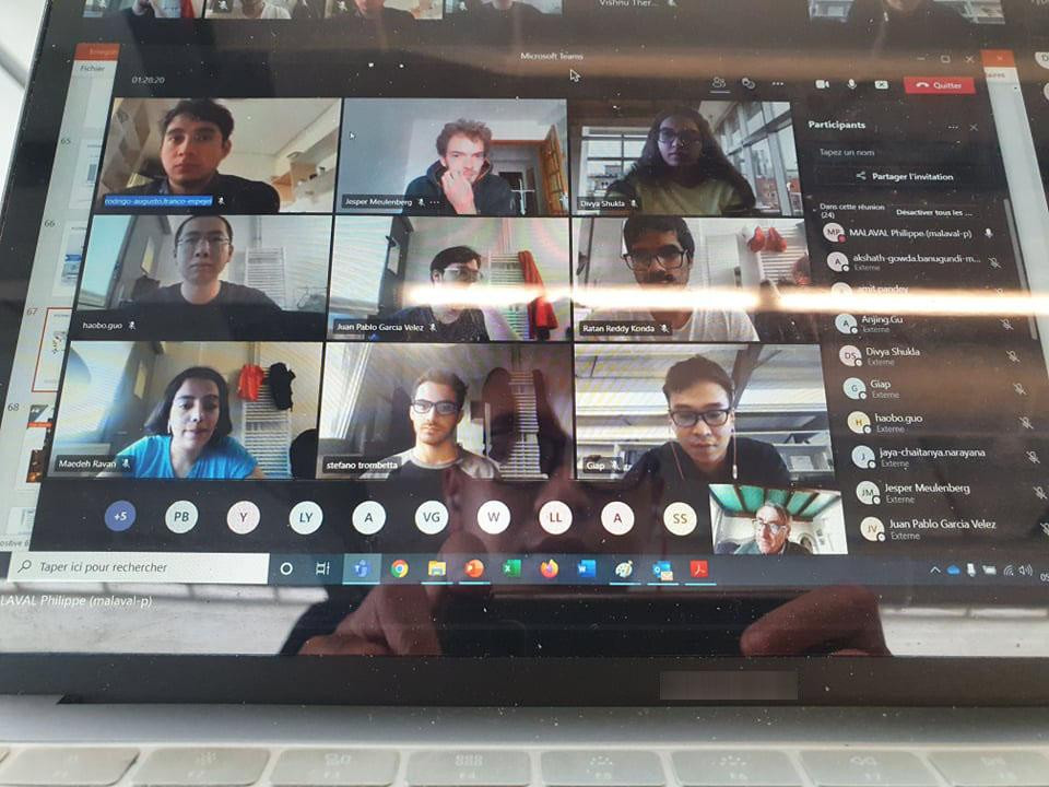 Hình thức học online được áp dụng khi dịch bệnh bùng phát mạnh tại Pháp. (Ảnh: Giáp Võ) Hình thức học online được áp dụng khi dịch bệnh bùng phát mạnh tại Pháp. (Ảnh: Giáp Võ)