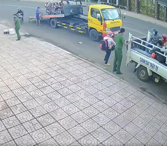 Người về quê bị hư xe dọc đường, liền được lên xe của lực lượng chức năng chở về. Người về quê bị hư xe dọc đường, liền được lên xe của lực lượng chức năng chở về.