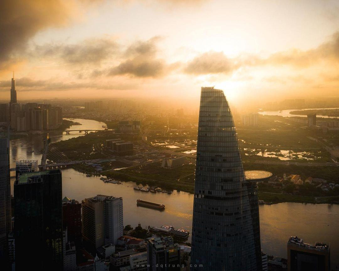 Khoảnh khắc một ngày mới ở Sài Gòn.