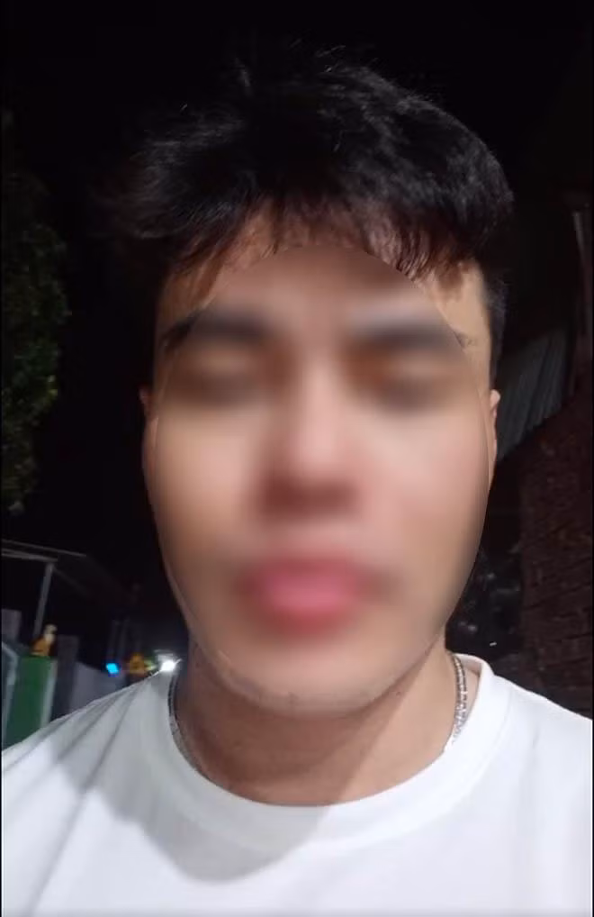 Diễn viên L.D.B.L văng tục trên livestream khiến nhiều netizen khó chịu. Diễn viên L.D.B.L văng tục trên livestream khiến nhiều netizen khó chịu.