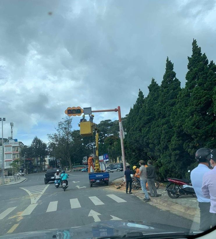 Trụ đèn giao thông đầu tiên ở Đà Lạt được lắp đặt vào ngày 5/10. (Ảnh: Thư Nguyễn)