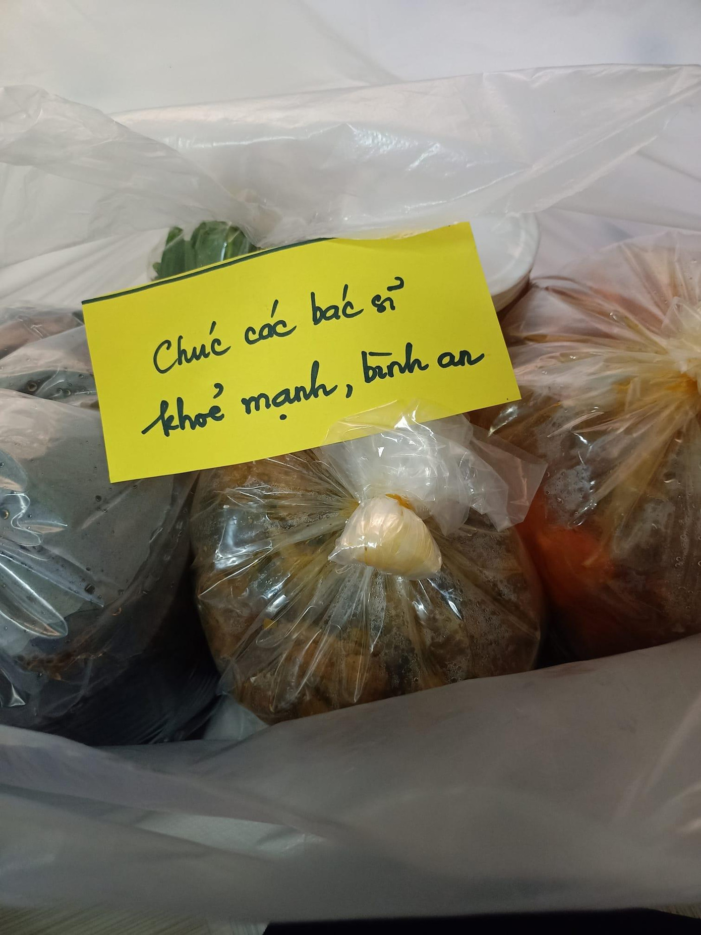 Lời động viên kèm theo từng phần ăn tiếp sức các bác sĩ tuyến đầu chống dịch. (Ảnh: NVCC) Lời động viên kèm theo từng phần ăn tiếp sức các bác sĩ tuyến đầu chống dịch. (Ảnh: NVCC)