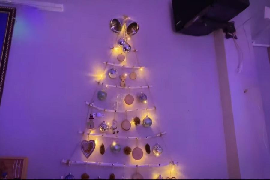 Cây thông Noel treo tường, lúc "lên đèn" vô cùng rực rỡ lại tiết kiệm diện tích. (Ảnh: Đạt Phạm)