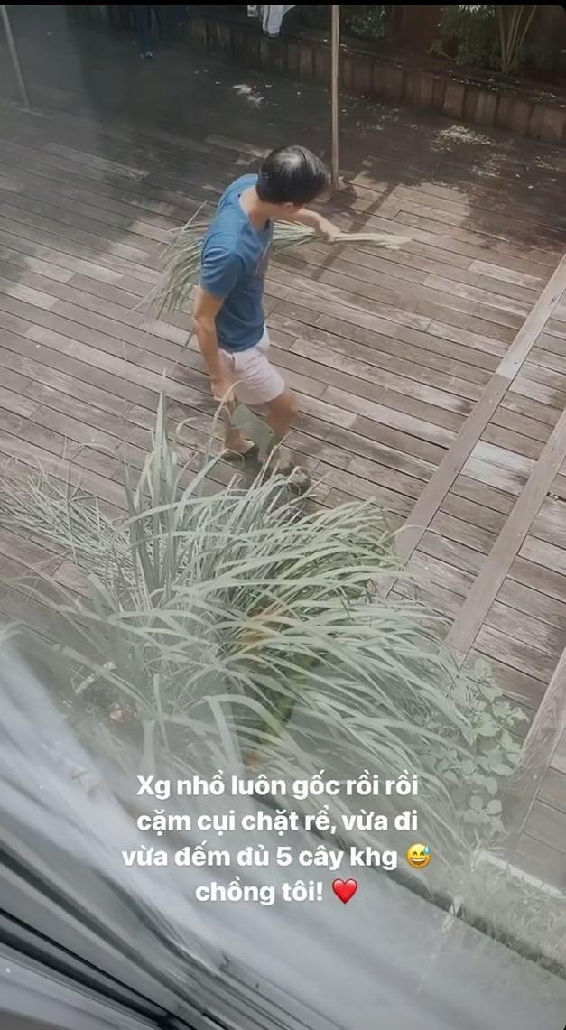 Tăng Thanh Hà "lén" quay lại khoảnh khắc đáng yêu của chồng. Tăng Thanh Hà "lén" quay lại khoảnh khắc đáng yêu của chồng.