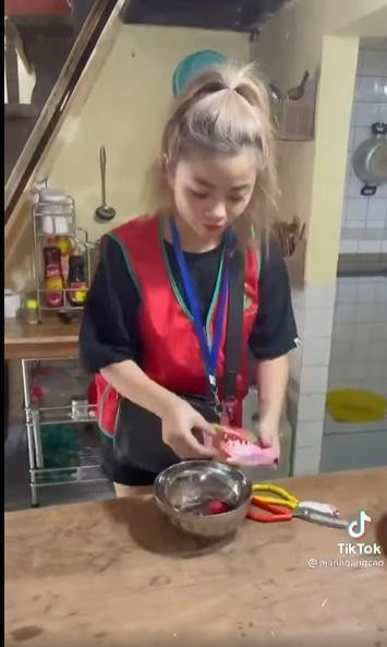 Gian bếp có sẵn gạo, mì gói... miễn phí dành cho các cụ. Gian bếp có sẵn gạo, mì gói... miễn phí dành cho các cụ.