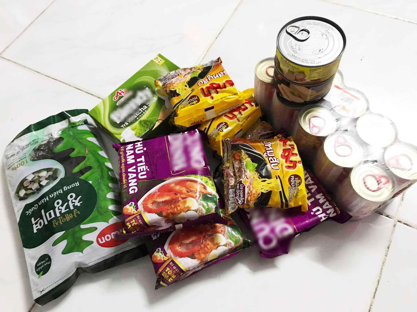 "Ăn Tết Cô Vy" nhưng mọi người vẫn được ra ngoài mua thực phẩm, siêu thị hoạt động bình thường. (Ảnh: Thảo Ngân) "Ăn Tết Cô Vy" nhưng mọi người vẫn được ra ngoài mua thực phẩm, siêu thị hoạt động bình thường. (Ảnh: Thảo Ngân)