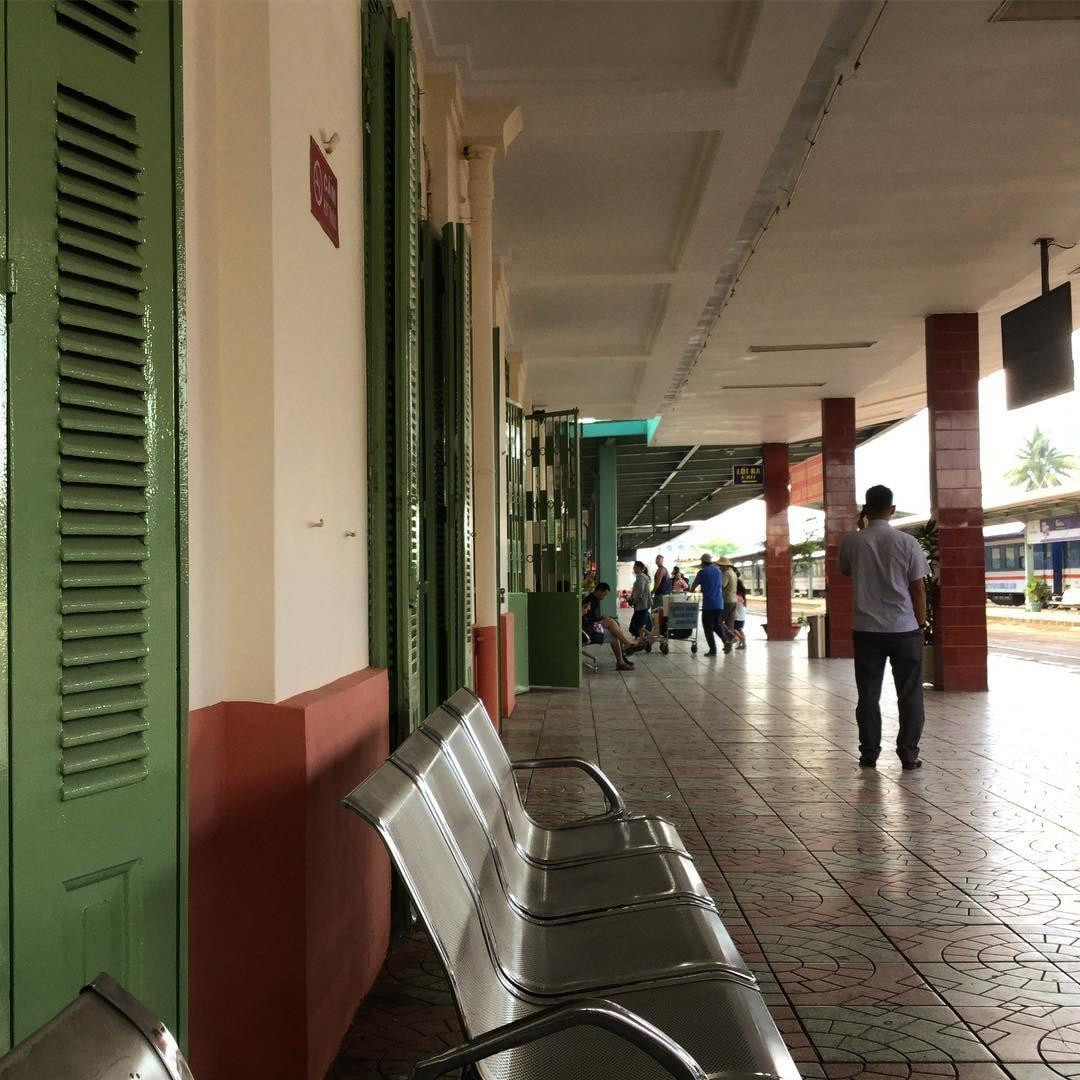 Ga Nha Trang hiện tại nằm ở trung tâm thành phố nên thuận tiện cho việc di chuyển của nhiều người. (Ảnh: @crispy.life.15) Ga Nha Trang hiện tại nằm ở trung tâm thành phố nên thuận tiện cho việc di chuyển của nhiều người. (Ảnh: @crispy.life.15)