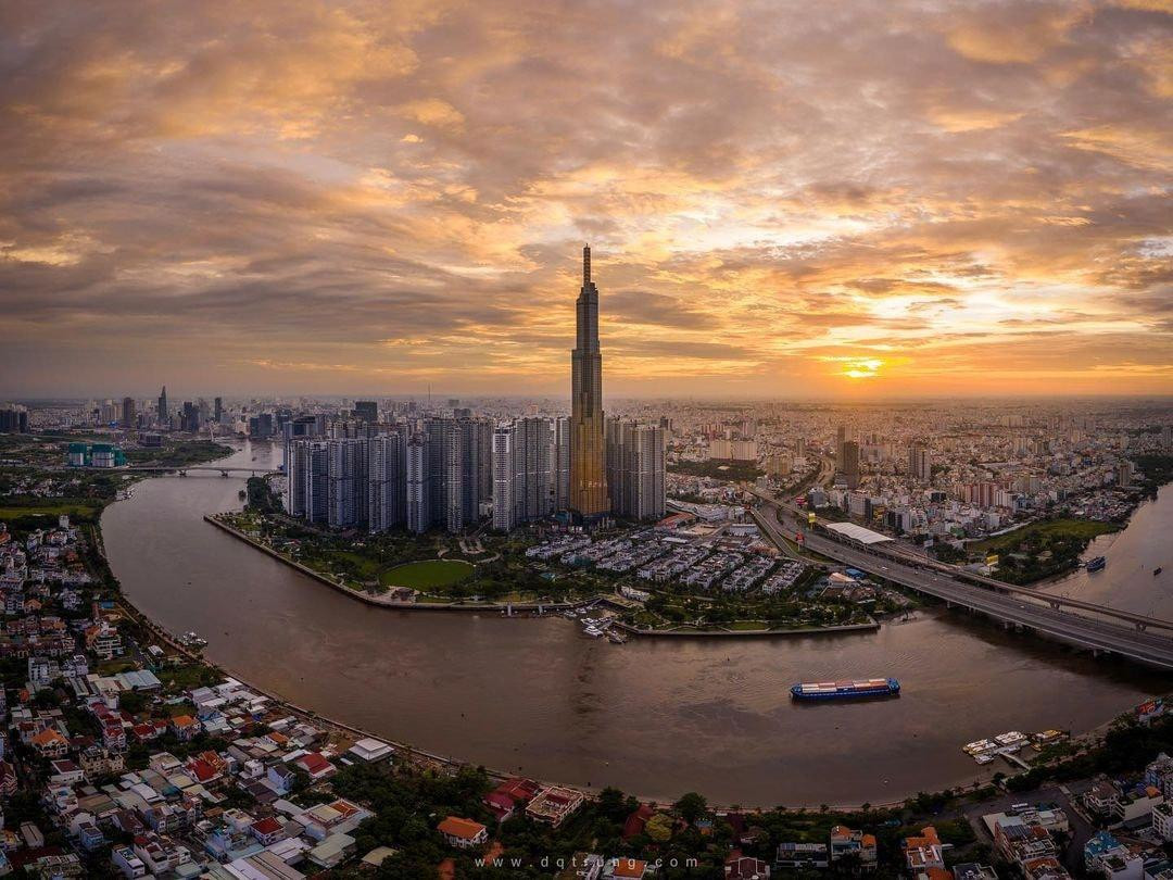 Toàn cảnh bờ sông Sài Gòn lúc hoàng hôn.