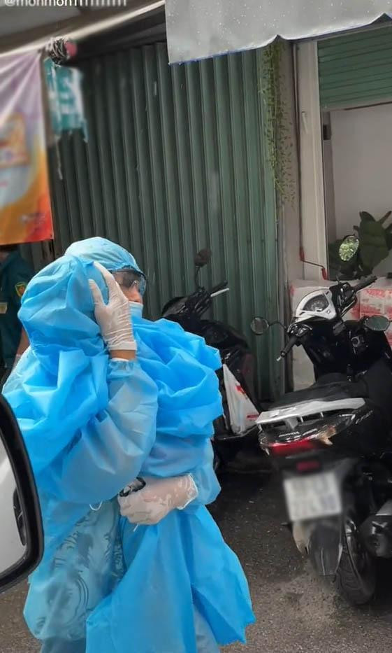 Em bé được bố bế đi cách ly khiến nhiều người xót xa. (Ảnh chụp màn hình) Em bé được bố bế đi cách ly khiến nhiều người xót xa. (Ảnh chụp màn hình)