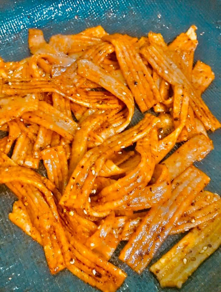 Món que cay dùng để nhâm nhi được chế biến từ cơm nguội. (Ảnh: Bích Hạnh)