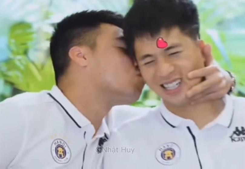 Khoảnh khắc &quot;hoàng tử&quot; Đức Huy hôn Trọng Ỉn khiến nhiều fan &quot;xỉu ngang&quot;.