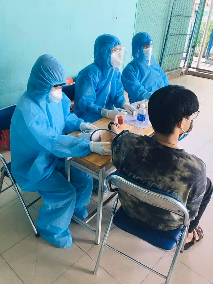 Cô bạn điều dưỡng năm 2 đang hỗ trợ đo huyết áp những người đi tiêm vắc-xin - Ảnh: NVCC Cô bạn điều dưỡng năm 2 đang hỗ trợ đo huyết áp những người đi tiêm vắc-xin - Ảnh: NVCC