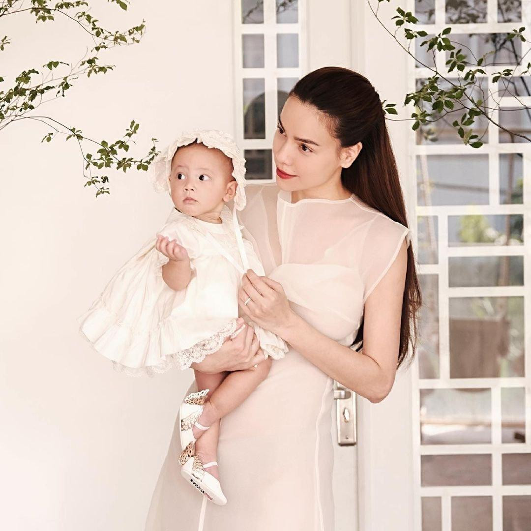 Lisa thần thái sang chảnh, pose dáng chuẩn mẫu nhí.