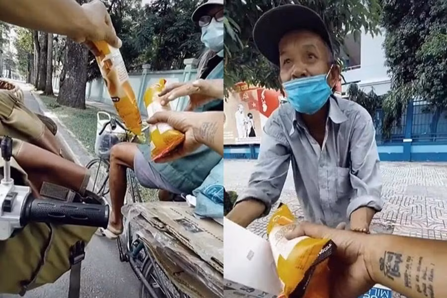 Rong ruổi nhiều con đường ở Sài Gòn, anh Lâm tặng quà và tiền cho người khó khăn.
