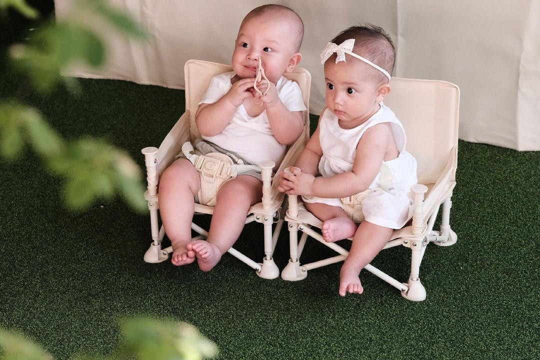 Lisa dịu dàng bao nhiêu, Leon lại gây hài với loạt biểu cảm siêu cưng.