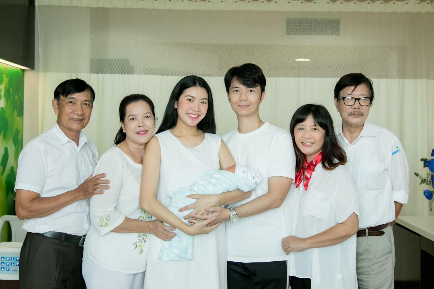 Á hậu Thúy Vân chia sẻ những lời yêu thương dành cho gia đình.