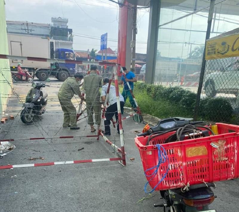 Các hàng rào chắn đã dần được gỡ bỏ. (Ảnh: Trọng Đức) Các hàng rào chắn đã dần được gỡ bỏ. (Ảnh: Trọng Đức)