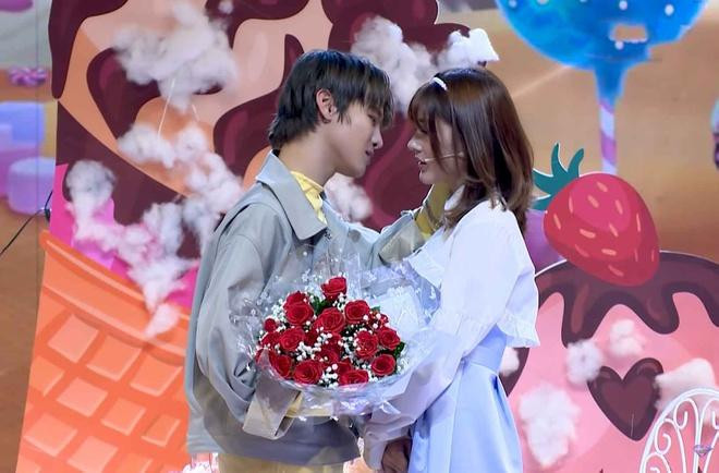 Sau khi hôn bạn nữ, Thái Ngân từ chối hẹn hò vì không còn cảm xúc. Sau khi hôn bạn nữ, Thái Ngân từ chối hẹn hò vì không còn cảm xúc.